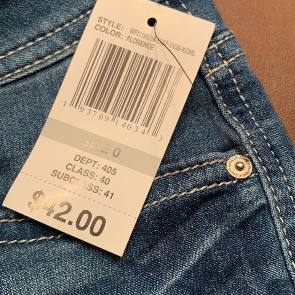 WallFlower the ultra fit 0/24. 23.5 inch crop. Women’s jeans NWT. - Picture 6 of 9